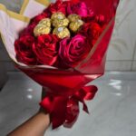 Buquê de cetim - 9 rosas + 7 Ferrero rocher
