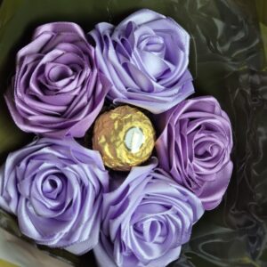 Buquê de cetim - 5 rosas + 1 Ferrero rocher
